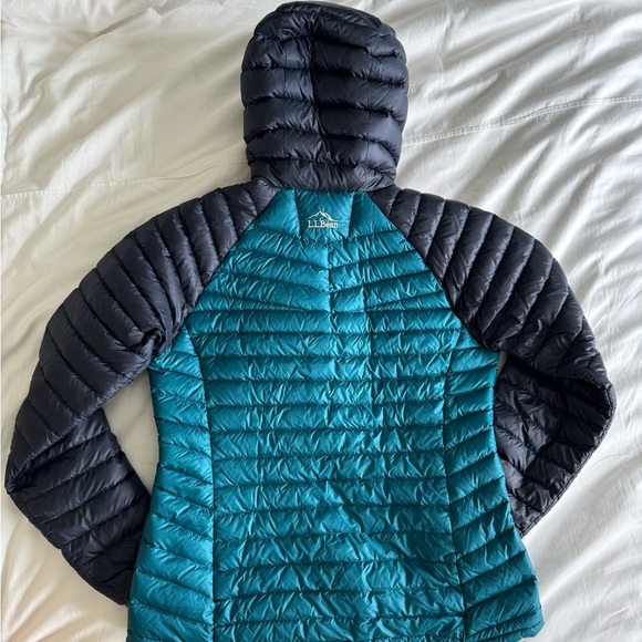 L.L. Bean Ultralight Down 850 Hooded Jacket in Teal/Navy, Packable, Size Small - Picture 4 of 12